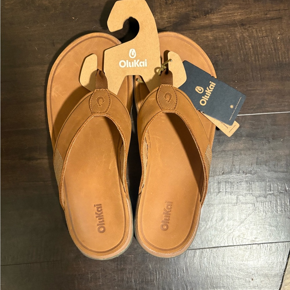 Olukai Tuahine Leather Flip Flops - Toffee